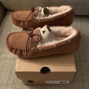 New w/ Box Ugg Kids Dakota Slippers size 4